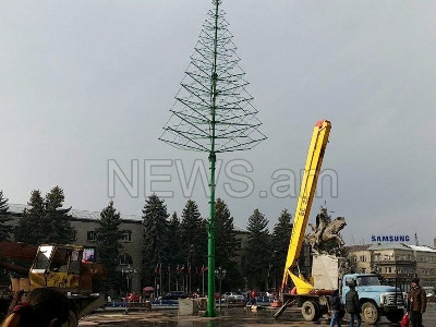 Գյումրեցիները դժգոհ են. տոնածառը տեղադրում են դեկտեմբերի 7–ից առաջ