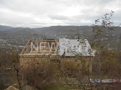 Մեկը պլաշ ա քցել, մյուսը՝ հին թիթեղով ծածկել. քամուց տուժած գյուղացիներին դեռ չեն փոխհատուցել