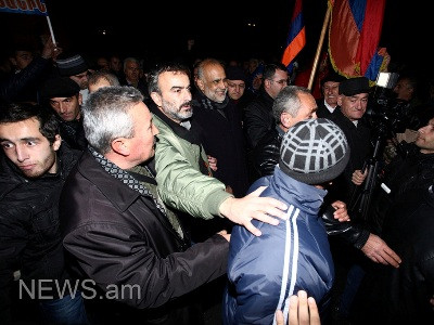 Քաշքշուկ երթի մասնակիցների եւ ոստիկանների միջեւ. թույլ չեն տալիս մոտենալ ՀՀԿ գրասենյակին (ֆոտո)