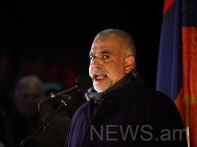 Րաֆֆի Հովհաննիսյանին թույլ չտվեցին ծաղիկներ դնել ՀՀԿ գրասենյակի շենքի մոտ (ֆոտո)