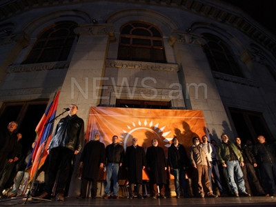 Ցուցարարները վերադարձել են Ազատության հրապարակ եւ շարունակում են հանրահավաքը անձրեւի տակ (ֆոտո)
