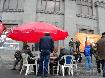 «Նոր Հայաստանը» հրապարակում հովանոց է տեղադրել. ոստիկանությունը դա անօրինական է համարում (Ֆոտո)
