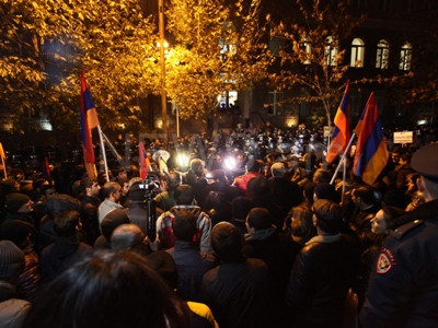 “New Armenia” march reaches Central Electoral Commission, police surround the building (PHOTOS)