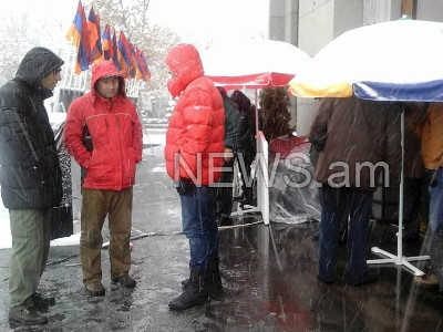 Ազատության հրապարակում ձյան տակ շարունակվում է «Նոր Հայաստան»-ի նստացույցը (Ֆոտո)