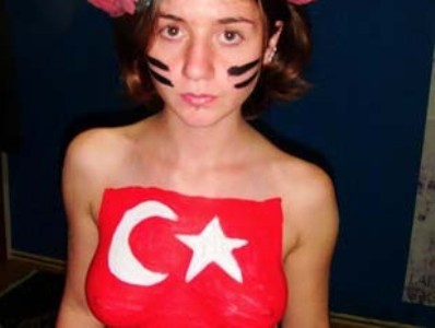 FEMEN-ը մերկացել է հանուն ձերբակալված թուրք լրագրողների (ֆոտո)