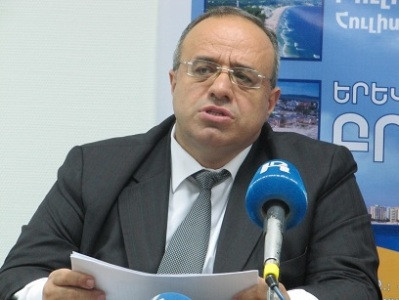 Պետք է «Թումանյանի շաուրման» լինի Թումանյանի փողոցի շաուրմա, ախր Թումանյանը շաուրմա չի ունեցել. Ս. Երիցյան