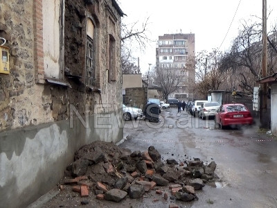 Մայրաքաղաքի կենտրոնից փլվում ա էս պետությունը. Երեւանի կենտրոնի բնակիչներն ապրում են վթարային տներում