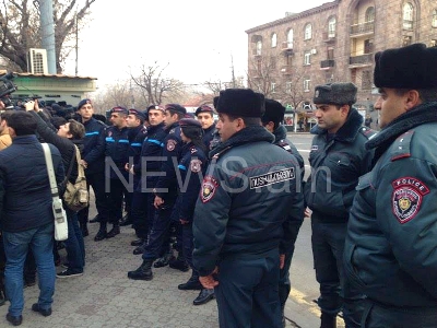 Ակտիվիստները հեռացան նախագահականի մոտից՝ կրկին վերադառնալու խոստումով (ֆոտո)