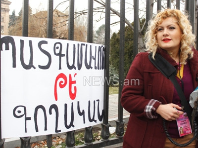 Դատապարտել Մհեր Սեդրակյանի արարքը. Ազգային ժողովի դիմաց մեկնարկել է լրագրողների ակցիան (Ֆոտո)