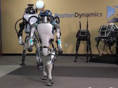 Boston Dynamics-ի ռոբոտը վայր ընկնելուց հետո ոտքի է կանգնում