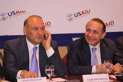 «ՀԺ». «Յուքոմը» Հովիկ Աբրահամյան-Գագիկ Խաչատրյան լուռ հակամարտության կիզակետում