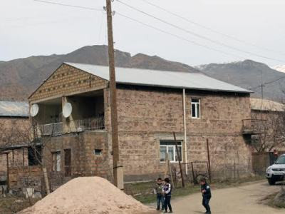 Շատինում բնակարանամուտ են տոնում. Երկար տարիներ ապրել են փլուզման վտանգն աչքի առջեւ ունենալով