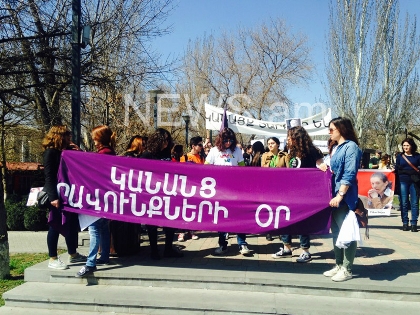 Կարմիր խնձորն ուտելու համար է. ֆեմինիստների բողոքի երթն ավարտվեց (ֆոտոռեպորտաժ)
