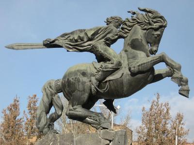 Խմած բարձրացել էր Սասունցի Դավիթի արձանի վրա եւ չէր կարողանում իջնել