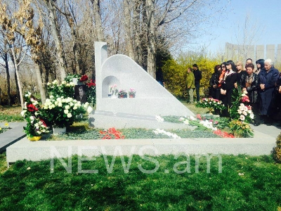 Սմբատ Այվազյանն այսօր կդառար 57 տարեկան. զինակից ընկերներն այցելեցին նրա շիրիմին
