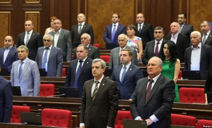 «Իրատես de facto». «Չխոսկան» ՀՀԿ-ական պատգամավորներին նախագահականից վտանգավոր «ծանուցում» է եկել