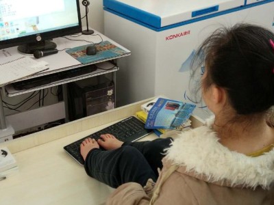 Ցերեբրալ կաթվածով տառապող չինուհին գրքեր է հրատարակել, որը գրել է ոտքի մատներով (ֆոտո)
