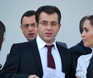 «Հրապարակ». ՀՅԴ նորաթուխ պատգամավորը խրամատը վազքով լքողներից առաջ է «թռնում» դահլիճից