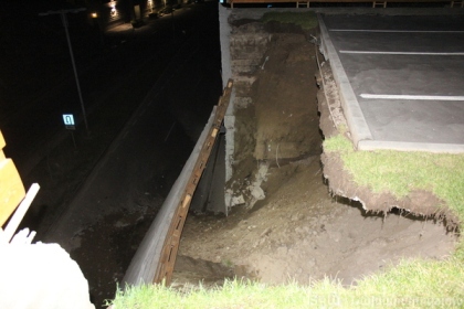 Սարալանջի պողոտայում բետոնե հենապատը փլուզվել է եւ փակել պողոտայի երթեւեկելի հատվածը (ֆոտո)