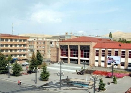 «Հրապարակ». Թալինում կենացները քաղցրանում են. մի թեկնածուն ՀՀԿ-ական է մյուսը՝ ՀՀԿ-ականի հորեղբոր տղա
