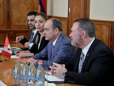 ՀՀ ոստիկանության հրեշտակների գումարտակը կանադացիներին է ցուցադրել իր «քոչարին» (ֆոտո)