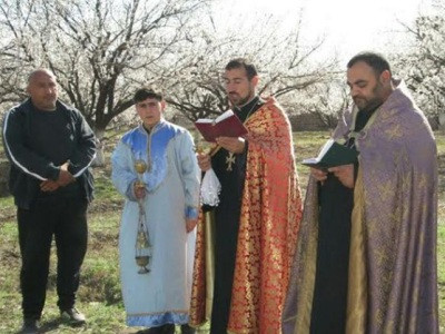 Սուրենավանցու ծիրանի բերքը փրկվել է ցրահարությունից քահանաների օրհնությունից հետո՞