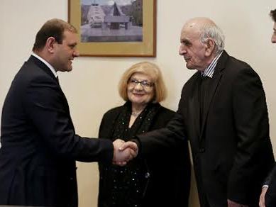 Տարոն Մարգարյանը նոր բնակարանների բանալիներ է հանձնել Արտավազդ Փելեշյանին եւ Նարեկ Հախնազարյանին