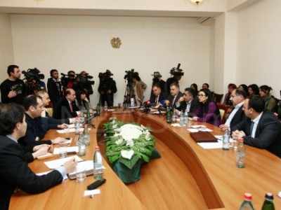 Ազգային ժողովում քննարկվում են էլեկտրոնային քվեարկության ներդրման եւ մատների թանաքոտման հարցերը
