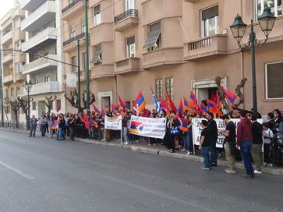 Աթենքում ՀՅԴ երիտասարդական միությունը բողոքի ցույց է արել Ադրբեջանի դեսպանատան մոտ (ֆոտո)