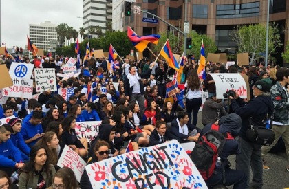 «Ոչ մի թիզ հող». Լոս Անջելեսում հայերի բողոքի ակցիան՝ ընդդեմ Ադրբեջանի ագրեսիայի. ցույցը վերածվել է նստացույցի (ֆոտո)