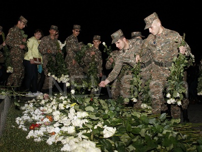«Զինվոր, մենք քեզ հետ ենք». «Եռաբլուրում» ավարտվեց «Լռության երթը» (ֆոտոռեպորտաժ)