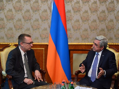 Սերժ Սարգսյանը ՄԱԿ-ի ԳՔ տեղակալին ներկայացրել է շփման գծի իրավիճակը (ֆոտո)