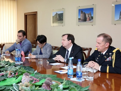 Սեյրան Օհանյանը ԱՄՆ դեսպանի հետ քննարկել է շփման գծում տիրող իրավիճակը (Ֆոտո)