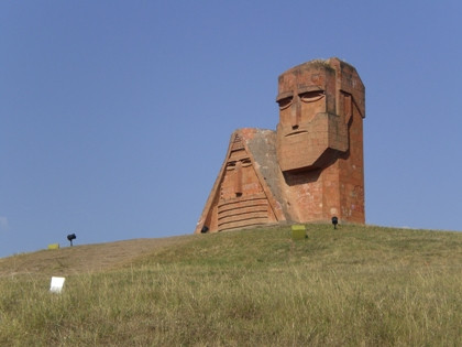 «Հրապարակ». Պատերազմի 2-րդ օրն արդեն ասում էին, որ պետք է կանգնեցնել ՀՀ-ից Արցախ մեկնող հյուրերի հոսքը