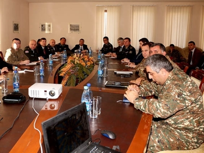 Դավիթ Տոնոյանը ռազմական կցորդներին ներկայացրել է իրավիճակը շփման գծում (ֆոտո)
