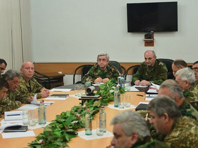 Հայաստանի եւ Արցախի նախագահները խորհրդակցություն են անցկացրել սպայական կազմի հետ (ֆոտո)