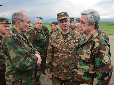 ՀՀ եւ ԼՂՀ նախագահներն այցելել են զորամասեր եւ խորհրդակցություն անցկացրել հրամանատարների հետ