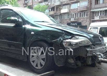 Բագրատունյաց փողոցում «Օպել Աստրան» գլխիվայր շրջվել է. կա 1 վիրավոր (Ֆոտո)