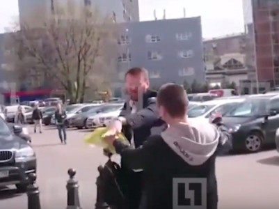 В Навального плеснули синей жидкостью