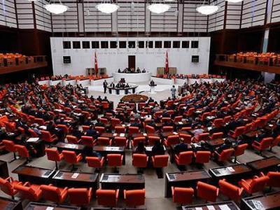 В парламенте Турции члены фракции правящей партии напали на курдских депутатов