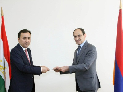 ՀՀ-ում Տաջիկստանի նորանշանակ դեսպանն իր հավատարմագրերի պատճենը հանձնեց ԱԳ փոխնախարարին