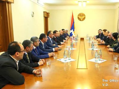 Բակո Սահակյանը ՀՀ խորհրդարանականների հետ քննարկել է սահմանում տիրող վիճակը