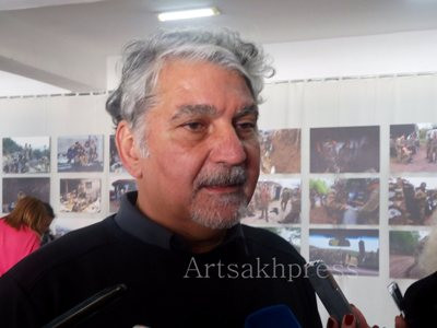 «Հայրեր եւ որդիներ». Արցախյան պատերազմի մասին պատմող լուսանկարների ցուցահանդես Ստեփանակերտում (ֆոտո)