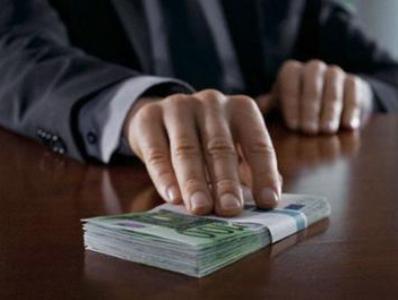 Աշխատանքի տեղավորելու պատրվակով պահանջել եւ ստացել է տարբեր չափի գումարներ