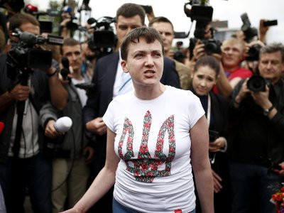 Савченко попросила не трогать ее, сделала селфи и направилась в администрацию президента