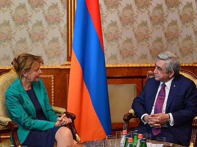 Սերժ Սարգսյանը Գերմանիայի խորհրդարանի փոխնախագահին ներկայացրել է շփման գծի իրավիճակը (ֆոտո)