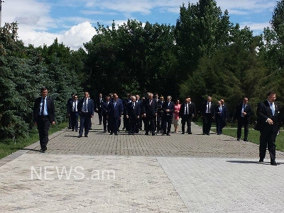 Չեխիայի նախագահը ծաղիկներ է դրել Հայոց ցեղասպանության զոհերի հիշատակին (Ֆոտո)