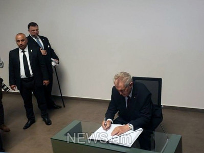 «Ի հիշատակ Հայոց ցեղասպանության զոհերի». Չեխիայի նախագահը գրառում արեց պատվավոր հյուրերի գրքում (Ֆոտո)