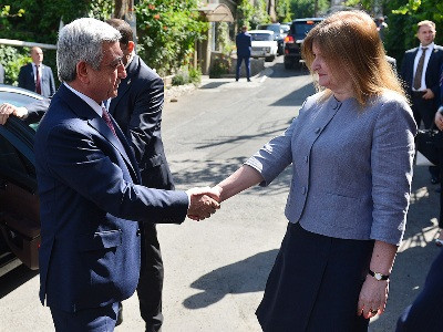 Սերժ Սարգսյանն այցելել է Միացյալ Թագավորության դեսպանի կեցավայր՝ Թագուհու ծննդյան օրվա առիթով (ֆոտո)