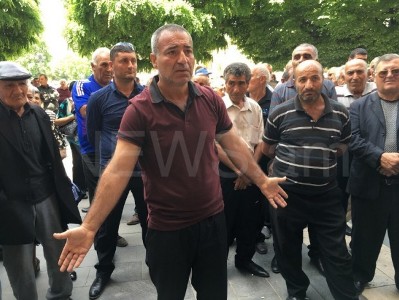 Վերջնաժամկետն անցավ, մեր գումարն էլի չտվեց. խաղողագործները սպառնում են փակել Երեւան-Արտաշատ ճանապարհը